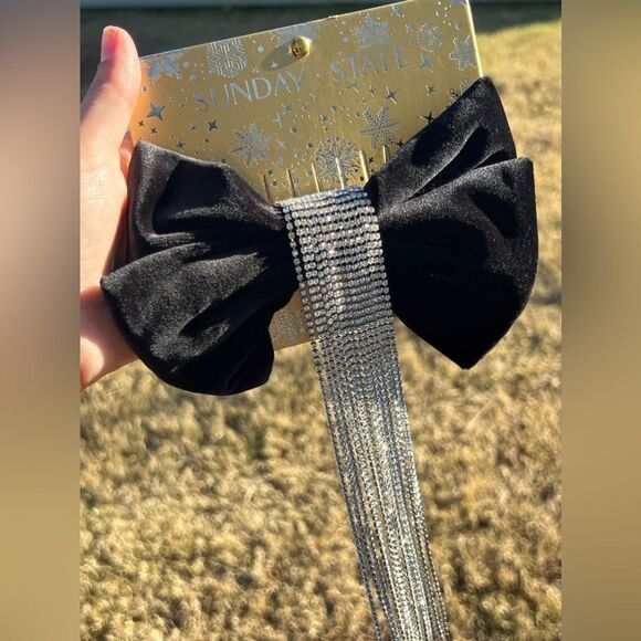 Luxury Velvet Bow with Crystal Rhinestone Tassels - Picture 1 of 5
